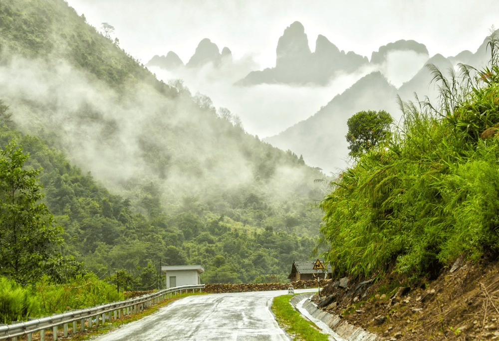 Visitors can access O Quy Ho Pass for free, but some attractions along the route may charge entrance fees (Source: Canva)